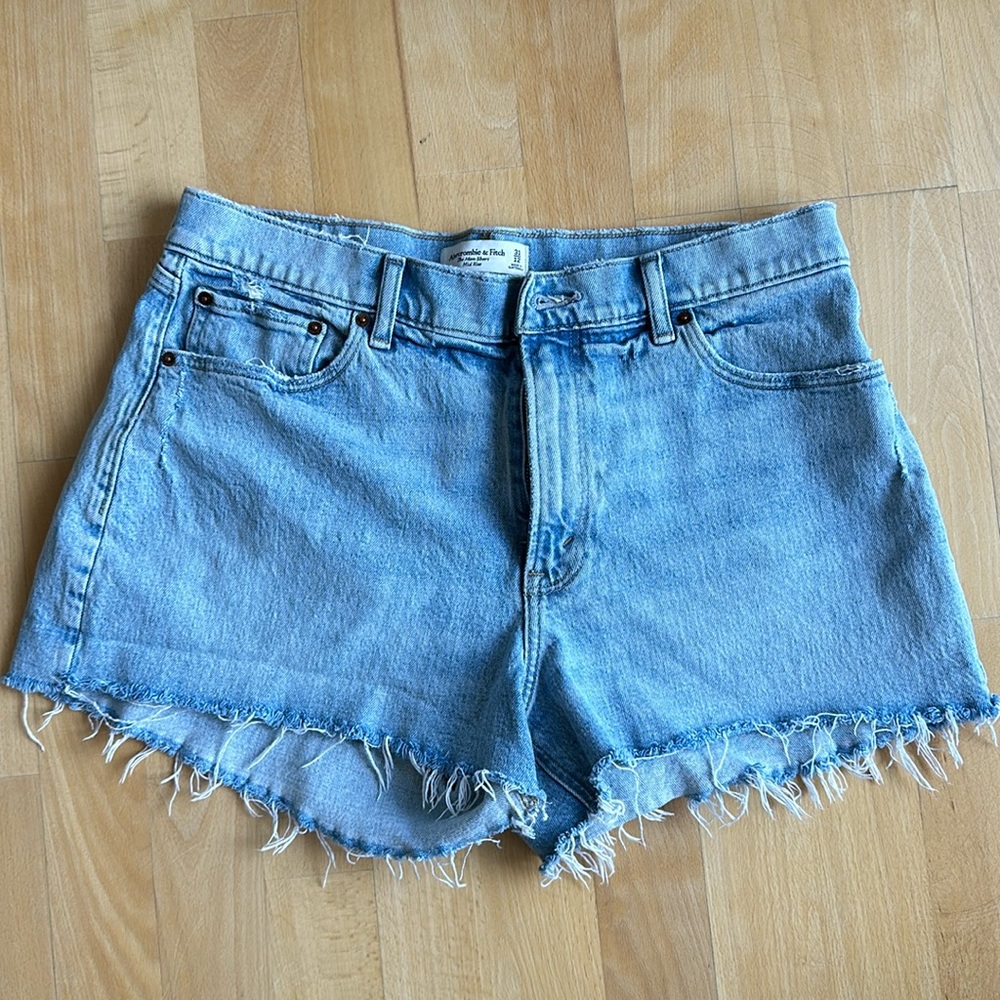 Abercrombie Curve Love mid rise mom short
